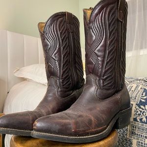 ✨brown cowboy boots✨